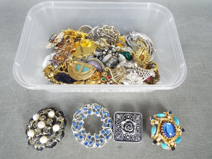 A Very Large Quantity Of Costume Jewellery - To include brooches, necklaces, paired earrings, - Image 8 of 11