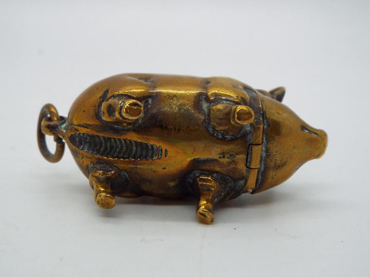 A late 19th or early 20th century novelty vesta case / match safe in the form of a pig, 5 cm (l). - Image 4 of 4