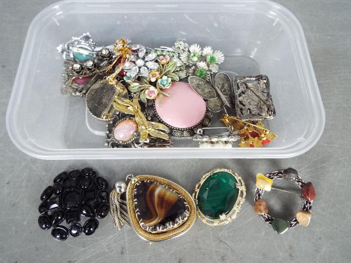 A Very Large Quantity Of Costume Jewellery - To include brooches, necklaces, rings, - Image 3 of 11