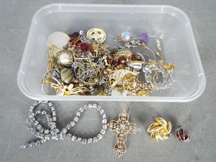 A Very Large Quantity Of Costume Jewellery - To include brooches, necklaces, rings, - Image 7 of 11