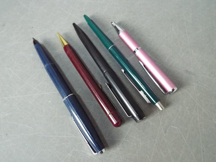 A collection of pens to include Sheaffer, Parker, - Image 3 of 6