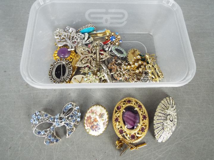 A Very Large Quantity Of Costume Jewellery - To include brooches, necklaces, paired earrings, - Image 7 of 11