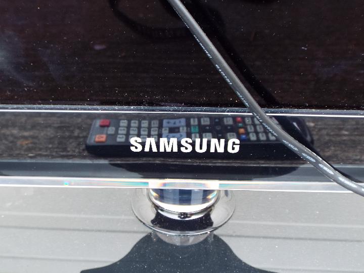 A Samsung 32" flatscreen television, model UE32C5100 with remote. - Image 3 of 4