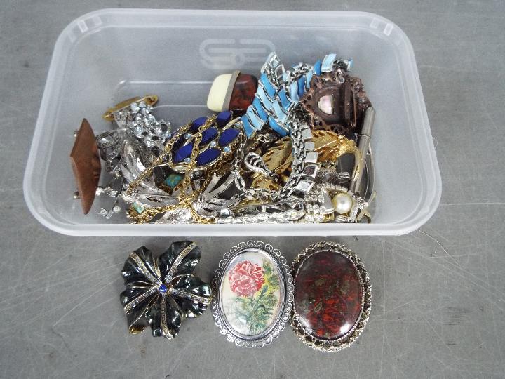 A Very Large Quantity Of Costume Jewellery - To include brooches, necklaces, paired earrings, - Image 10 of 11