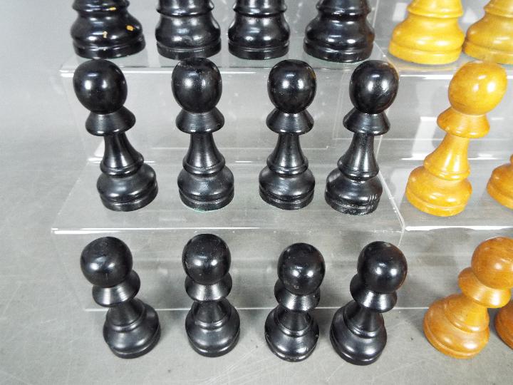 A carved wooden chess set with 16 cm king. - Image 4 of 5
