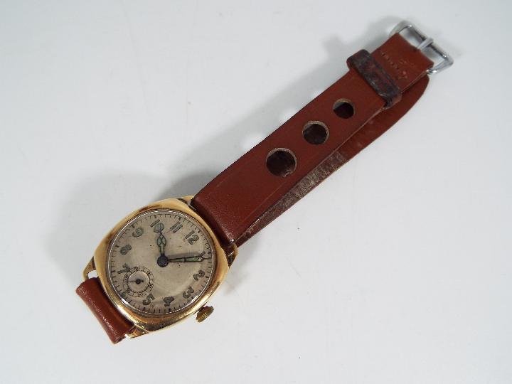 A gentleman's 9ct gold cased wristwatch on leather strap. - Image 2 of 6