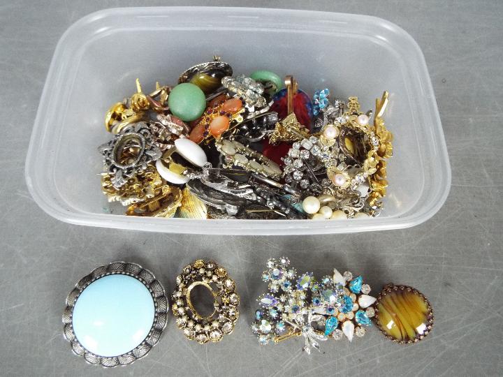 A Very Large Quantity Of Costume Jewellery - To include brooches, necklaces, paired earrings, - Image 6 of 11