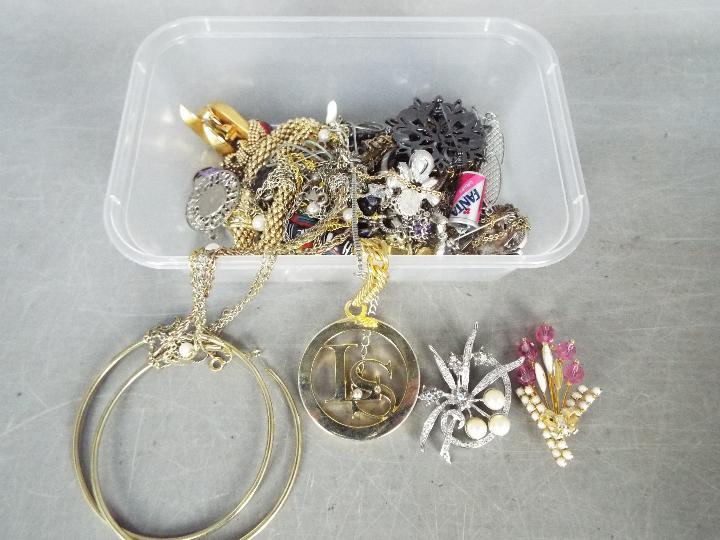 A Very Large Quantity Of Costume Jewellery - To include brooches, necklaces, paired earrings, - Image 4 of 11