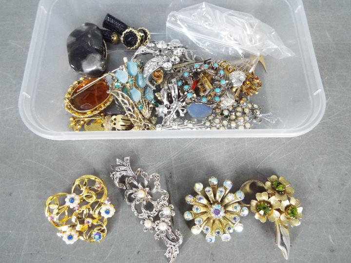 A Very Large Quantity Of Costume Jewellery - To include brooches, necklaces, rings, - Image 2 of 11