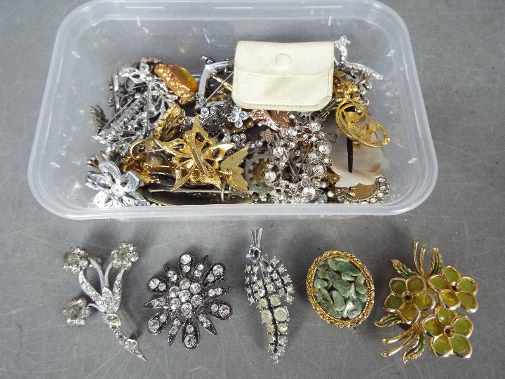 A Very Large Quantity Of Costume Jewellery - To include brooches, necklaces, paired earrings, - Image 2 of 11