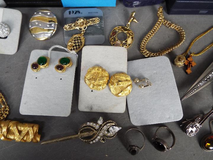 A quantity of costume jewellery and similar, some pieces stamped '925'. - Image 5 of 8