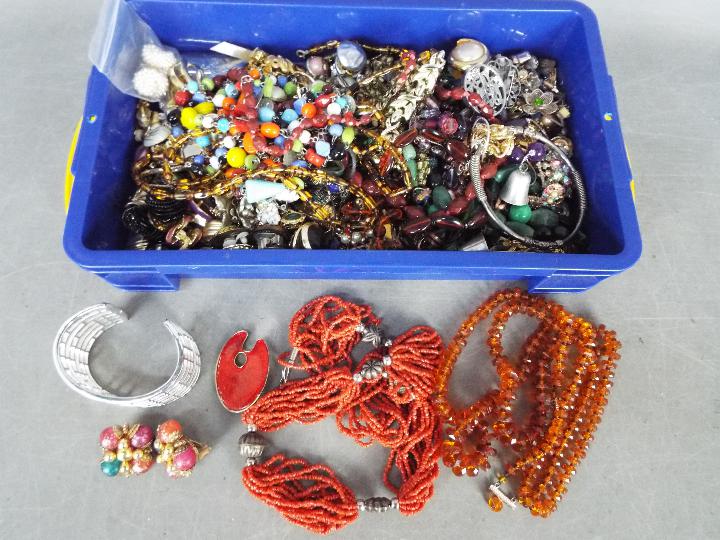 A Very Large Quantity Of Costume Jewellery - Items to include beads, necklaces, paired earrings, - Image 4 of 6