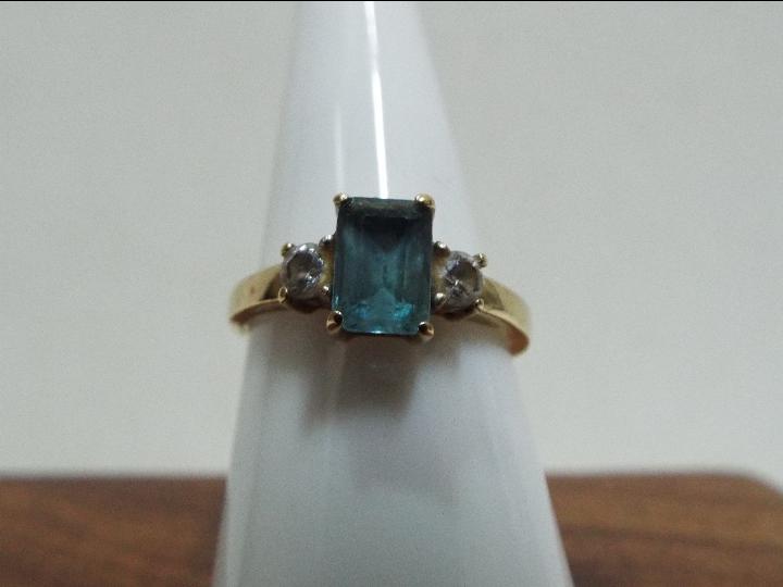 9 ct. A 9 ct gold ring stone set ring, 2.