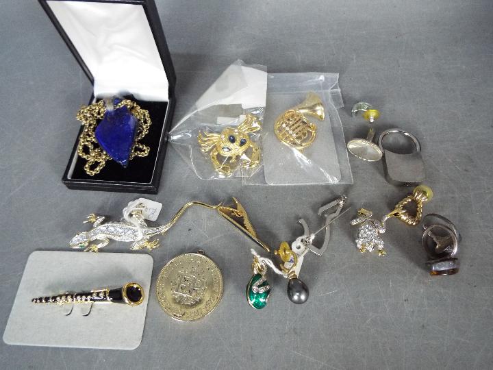 A jewellery box containing a collection of costume jewellery and similar, - Image 5 of 6