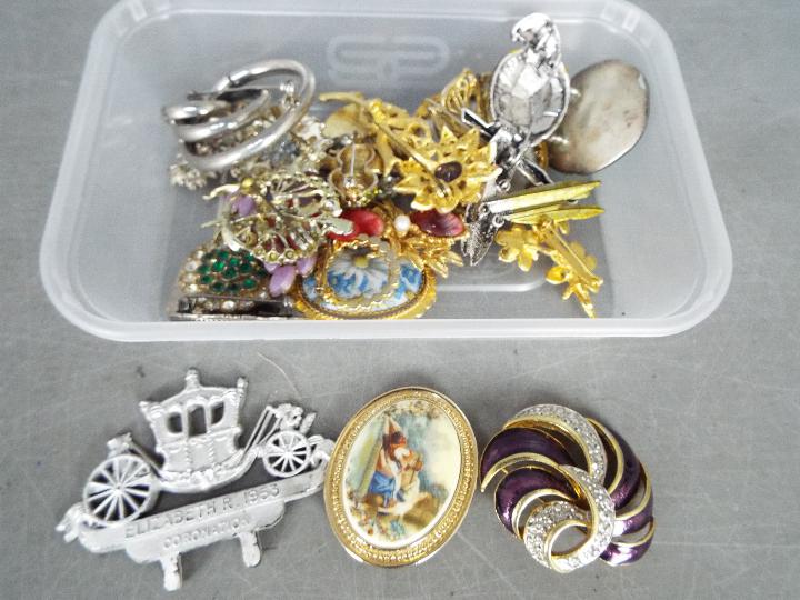 A Very Large Quantity Of Costume Jewellery - To include brooches, necklaces, paired earrings, - Image 11 of 11