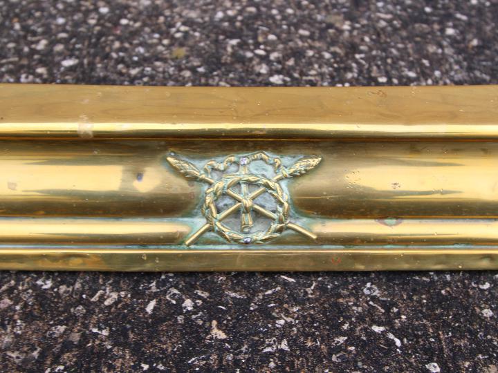 A brass fire fender, approximately 135 c - Image 3 of 4