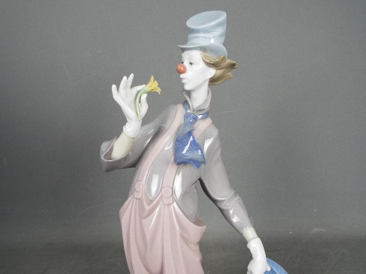 Lladro - a figurine depicting a Clown entitled A Mile of Style # 6507 issued 1988, approx 36 cm (h). - Image 3 of 4