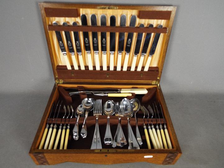 An oak cased canteen of cutlery.