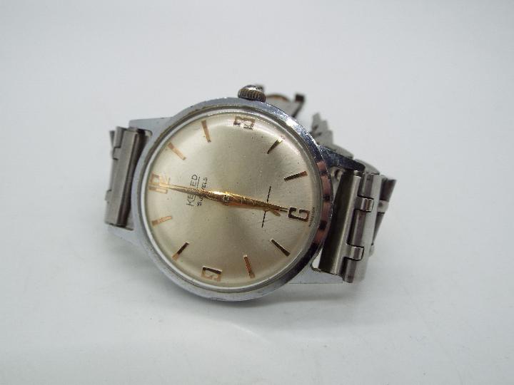 A gentleman's vintage Kered 15 jewel wristwatch with subsidiary seconds dial. - Image 2 of 4