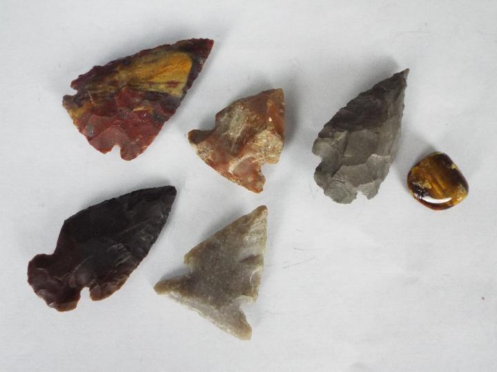 Five knapped arrow heads and a piece of tiger's eye quartz. - Image 2 of 2