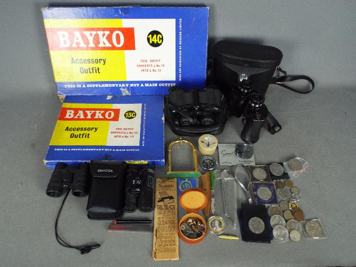 A mixed lot of collectables to include binoculars, vintage Bayko Accessory Outfits,