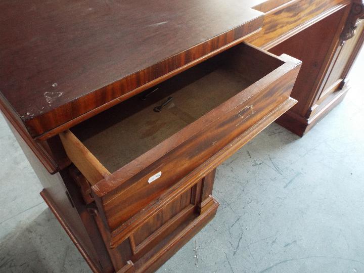 A substantial pedestal desk measuring 92 cm (h) x 183 cm (w) x 59 cm (d) the kneehole flanked by - Image 9 of 11