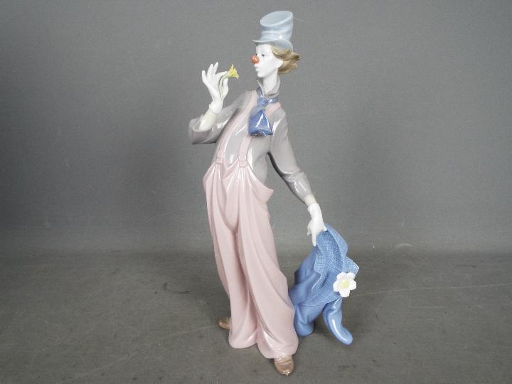 Lladro - a figurine depicting a Clown entitled A Mile of Style # 6507 issued 1988, approx 36 cm (h). - Image 2 of 4