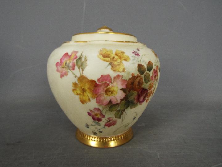 A small mixed lot of ceramics to include a Royal Worcester pot pourri, - Image 6 of 7