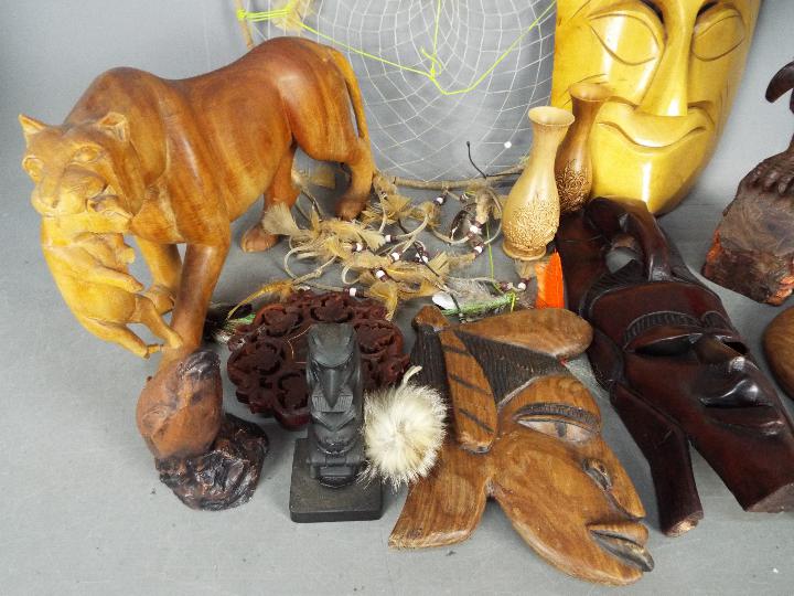 A quantity of treen, tribal carvings and similar. - Image 3 of 4