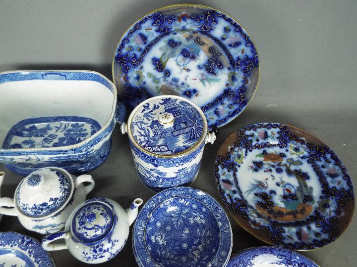 A collection of blue and white ceramics to include Oriental, English Ironstone, Willow and similar. - Image 5 of 8
