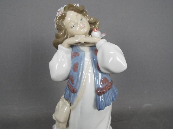 Lladro - a figurine entitled Dreams of a Summer Past # 6401 ca 1997, - Image 3 of 4