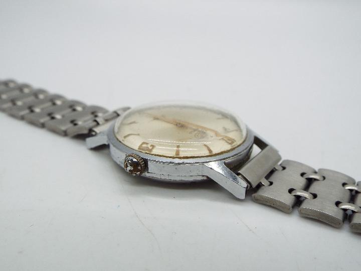 A gentleman's vintage Kered 15 jewel wristwatch with subsidiary seconds dial. - Image 4 of 4