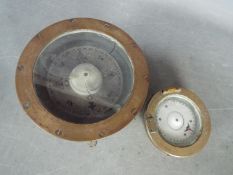 A World War Two (WW2 / WWII) military issue Medium Landing Compass,