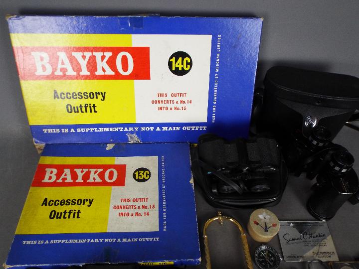 A mixed lot of collectables to include binoculars, vintage Bayko Accessory Outfits, - Image 4 of 5