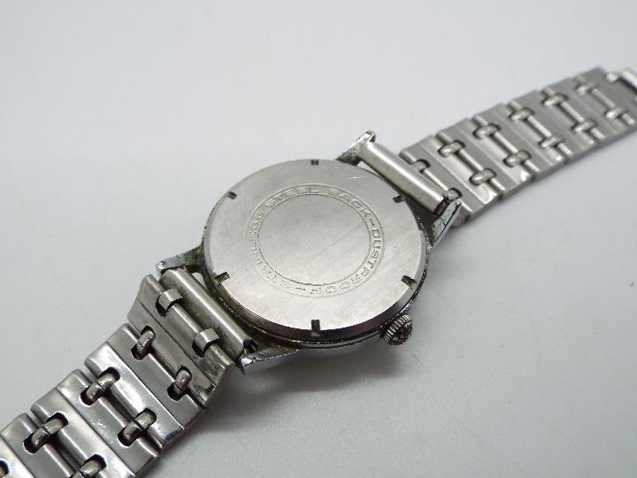 A gentleman's vintage Kered 15 jewel wristwatch with subsidiary seconds dial. - Image 3 of 4