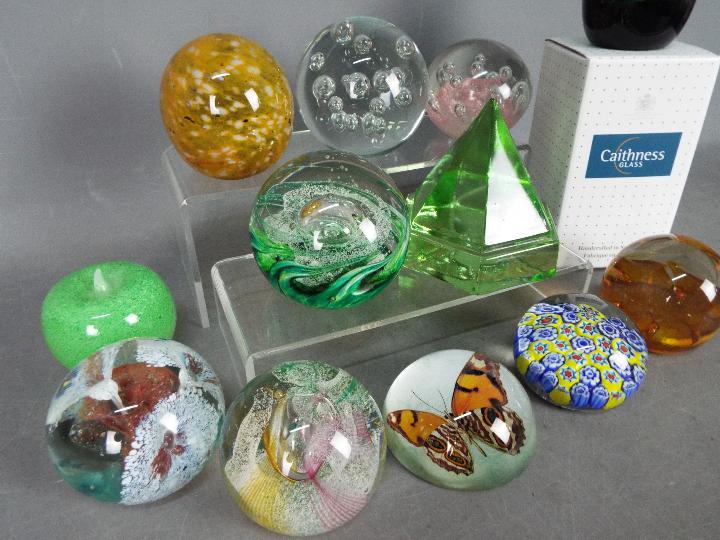 A collection of paperweights to include Caithness, Mdina, Selkirk Glass, Odessa and similar. - Image 2 of 4