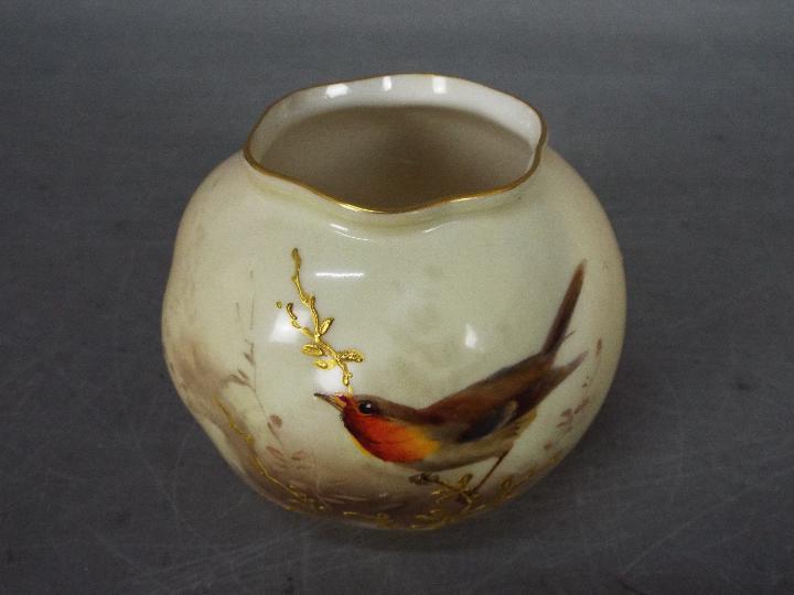 A Royal Worcester wrythen vase, shape G161, decorated with a robin, date code for 1910, - Image 2 of 3