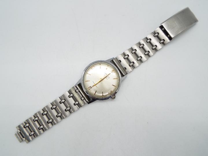 A gentleman's vintage Kered 15 jewel wristwatch with subsidiary seconds dial.