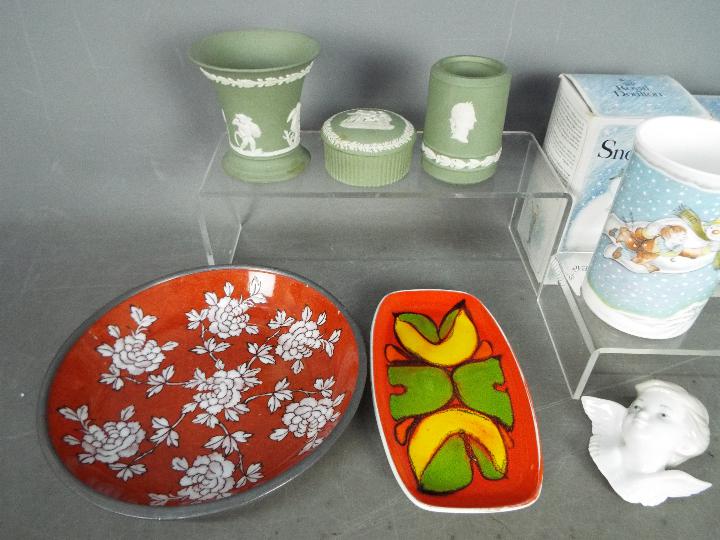 A small mixed lot of ceramics to include Wedgwood Jasperware, Royal Doulton 'Snowman', Oriental, - Image 2 of 5