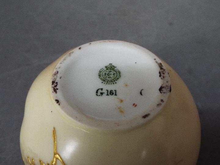 A Royal Worcester wrythen vase, shape G161, decorated with a robin, date code for 1910, - Image 3 of 3