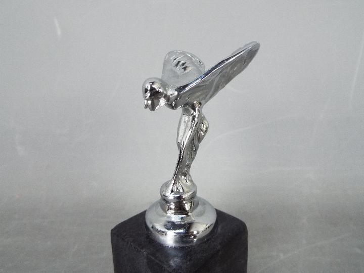 A chrome flying lady set on a marble plinth , - Image 2 of 2