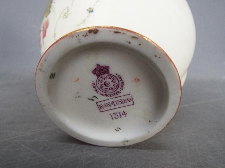 A small mixed lot of ceramics to include a Royal Worcester pot pourri, - Image 7 of 7