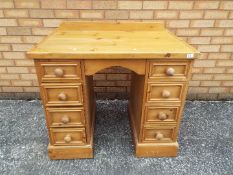 A pine kneehole desk measuring approximately 78 cm x 92 cm x 60 cm.