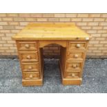 A pine kneehole desk measuring approximately 78 cm x 92 cm x 60 cm.