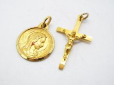 A 9ct gold crucifix pendant, 3.4 cm x 1.