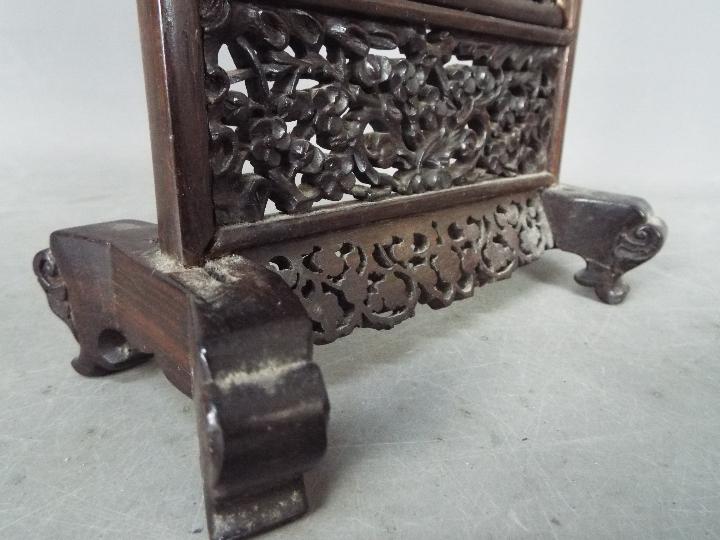 A carved wood and jade table screen, - Image 8 of 12