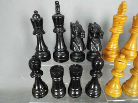 A carved wooden chess set with 16 cm king. - Image 2 of 5