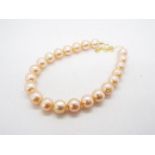 A natural coloured Pink Fresh Water Cultured Pearl bracelet, stone size 8 mm x 8.
