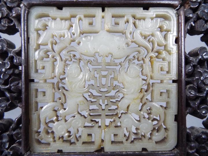 A carved wood and jade table screen, - Image 5 of 12