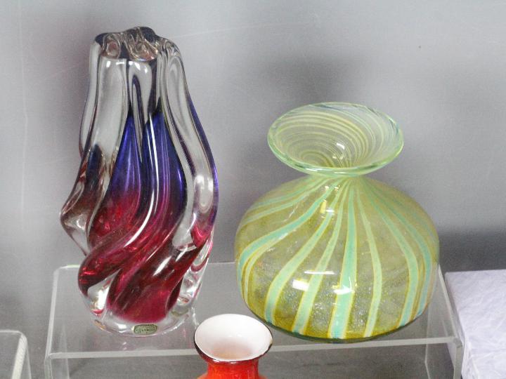 A collection of glassware to include art glass vase, cut to clear glassware, Murano glass sweets, - Image 5 of 5